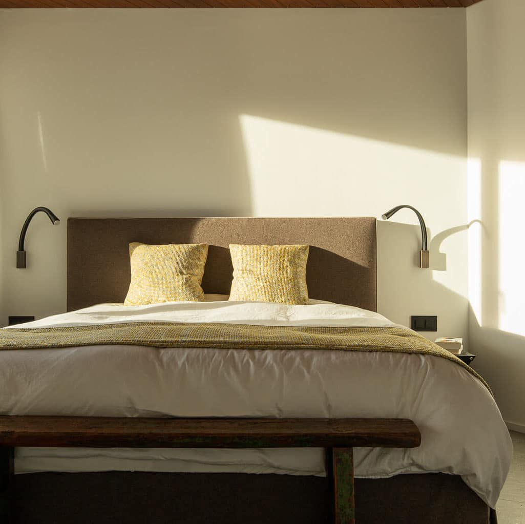 Rénovation d'un appartement à Montreux. Chambre à coucher avec lit
